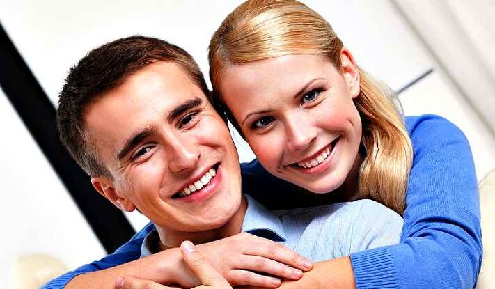 Hombre feliz con una mujer