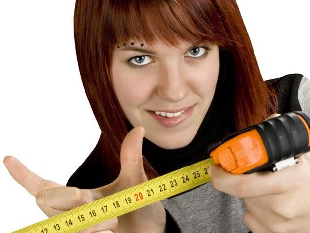 Chica muestra el tamaño del pene pequeño cómo agrandarlo.