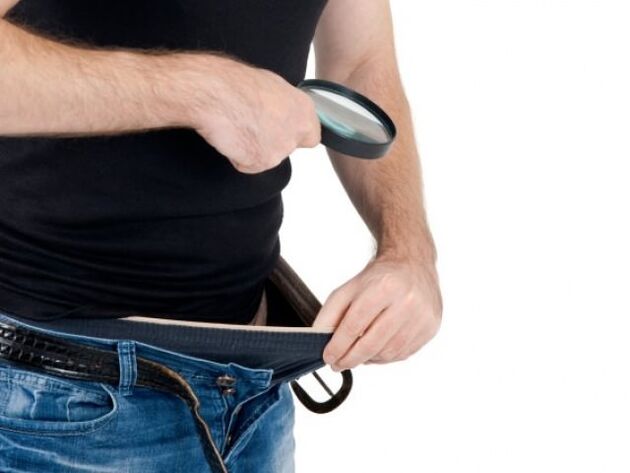 un hombre se baja los pantalones y quiere agrandar su pene