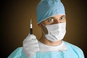 Cirujano que realiza una cirugía de agrandamiento del pene por razones médicas