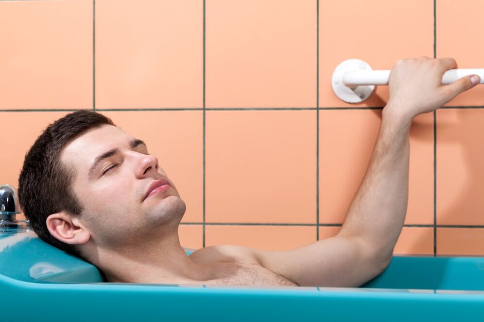 un hombre se baña con bicarbonato de sodio para agrandar su pene