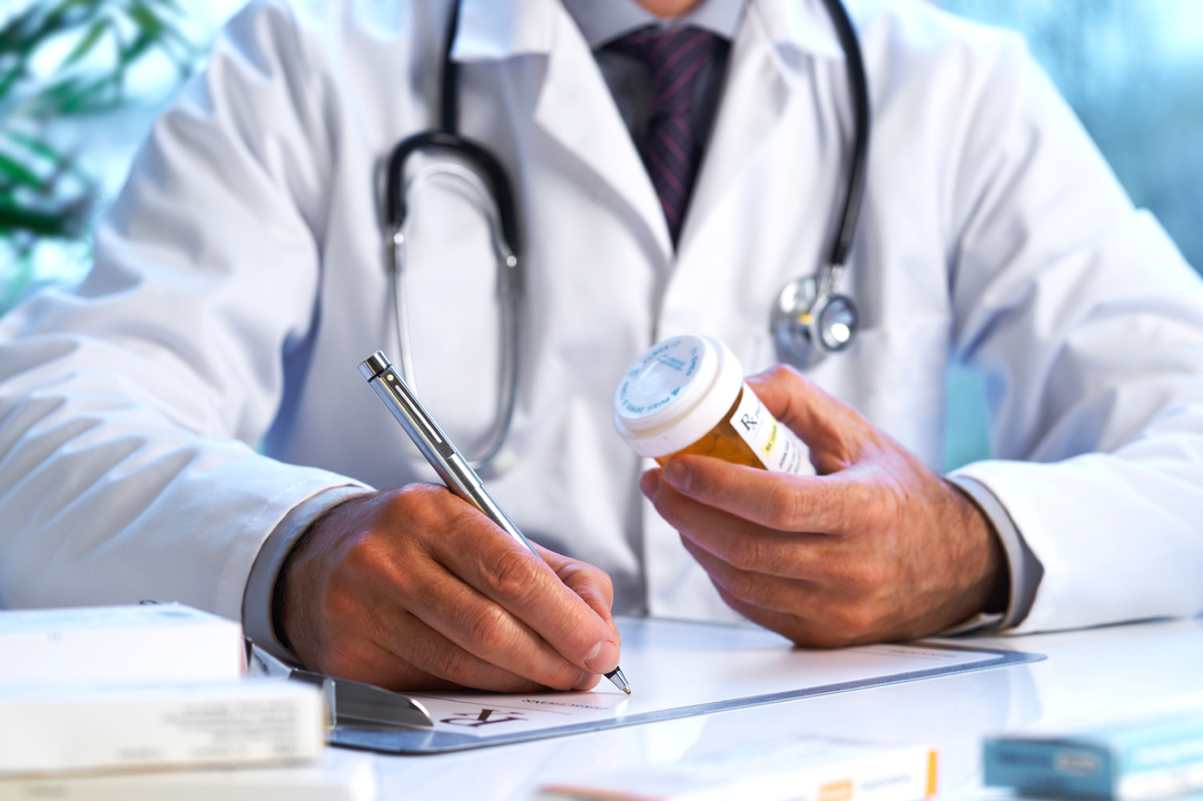 médico prescribe medicamentos después de la cirugía de agrandamiento del pene